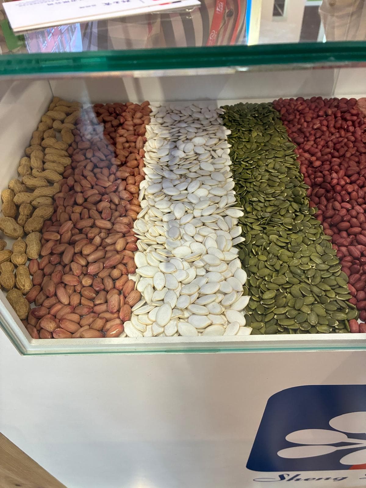 Vitrine d'arachides, de graines de courge et de légumineuses au salon SIAL Paris 2026