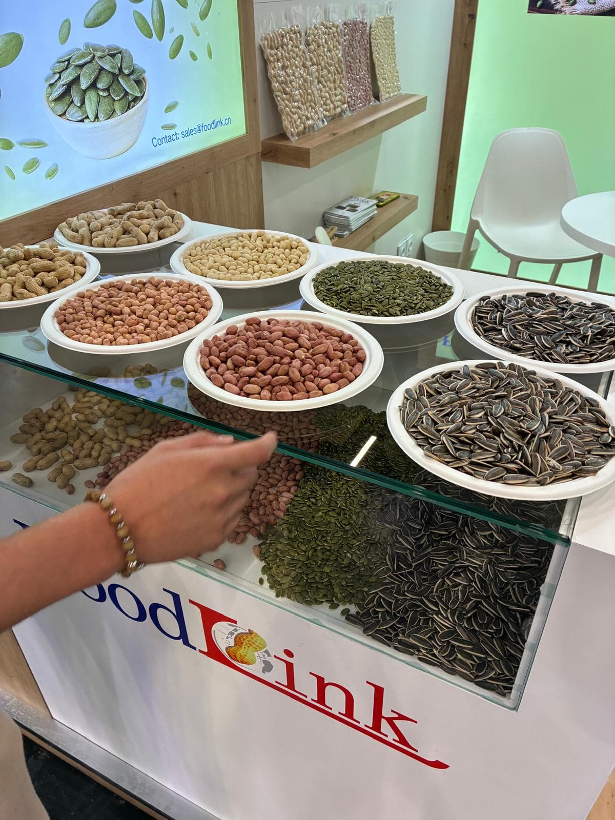 Assortiment d'arachides et de graines présenté sur un stand du salon SIAL Paris 2026