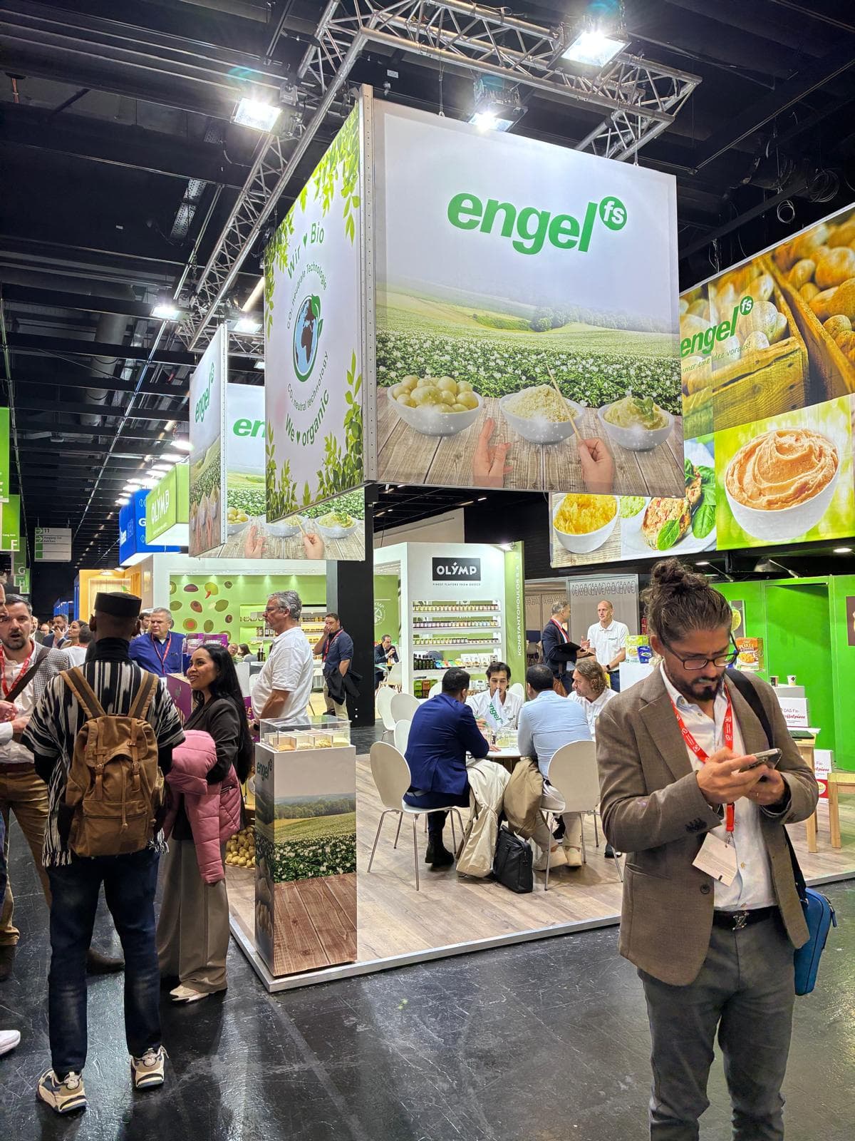 Allée du salon SIAL Paris 2026 avec stands d'exposants et visiteurs professionnels